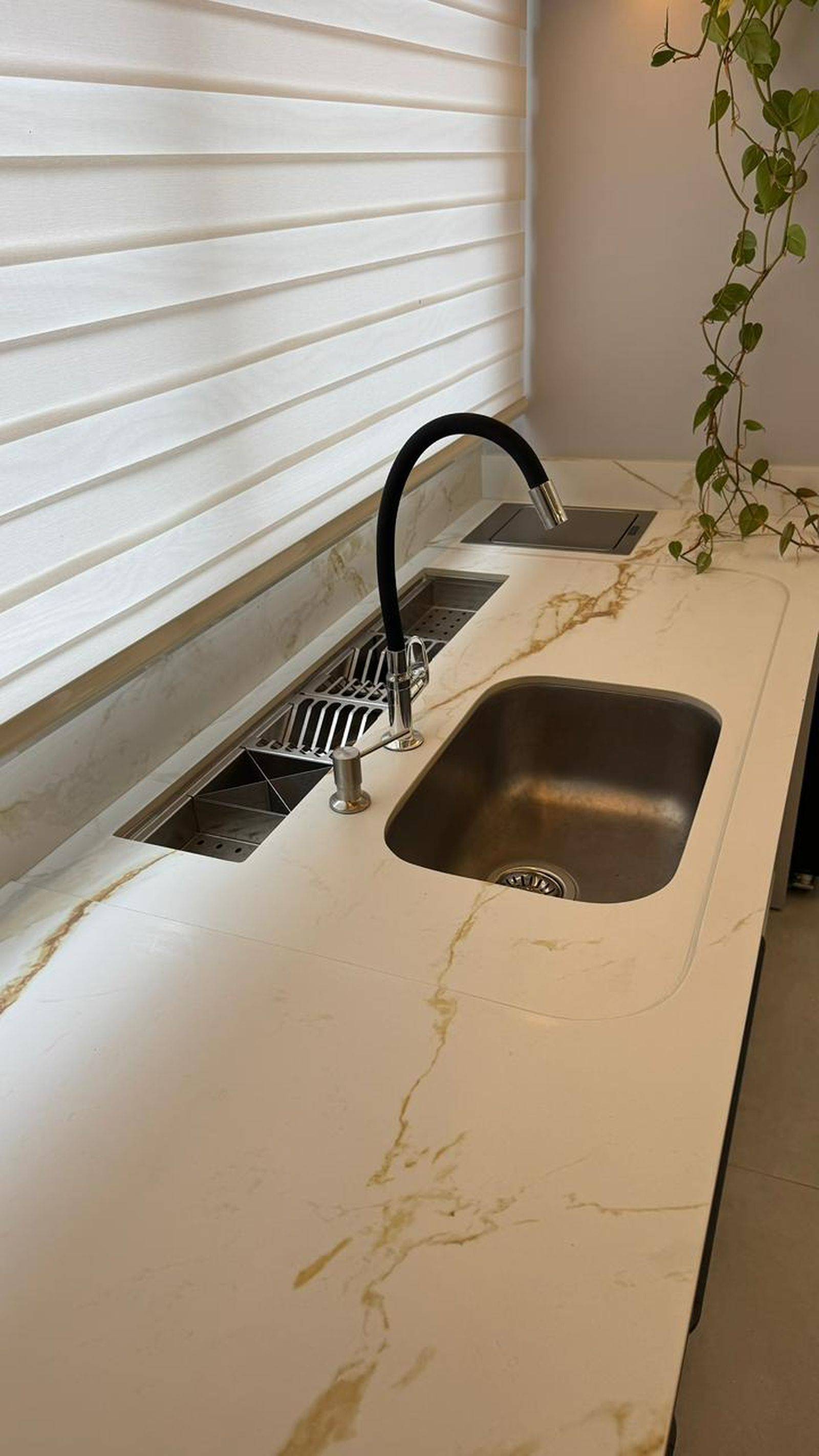 Escada suspensa em porcelanato.